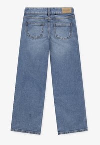 Široke traperice u svijetloplavoj boji, s srednjim strukom, dva stražnja džepa i vidljivom kožnom etiketom na pojasu.