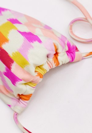 Pochette à cordon avec motif abstrait de coups de pinceau colorés en rose, orange, jaune et blanc sur fond blanc.