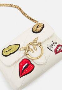 Pinko LOVE BABY PUFF - Mala a tiracolo - white/gold-coloured