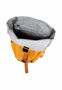 Mochila de tejido naranja con un forro gris, que cuenta con correas ajustables, un cierre enrollable y bolsillos interiores para organización.