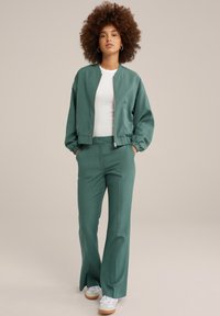 WE Fashion Bomber stiliaus striukė - green