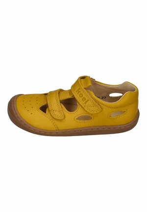 Gelbe Kindersandale aus Leder mit doppelten Klettverschlüssen, perforiertem Zehenbereich und brauner Gummisohle.