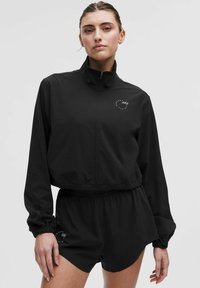 RUN CREW GRAPHIC CINCH-HEM - Sportinė striukė - Black
