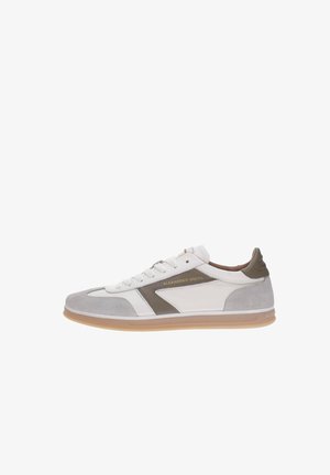 Baskets blanches avec accents en daim gris et talon marron. Présente un design minimaliste, une semelle plate et une fermeture à lacets. Détail logo doré.
