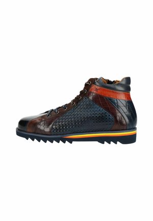 Leren hoge sneaker met gelaagde getextureerde panelen in donkerblauw, bruin en oranje, met een geribbelde zool met gele en oranje strepen.