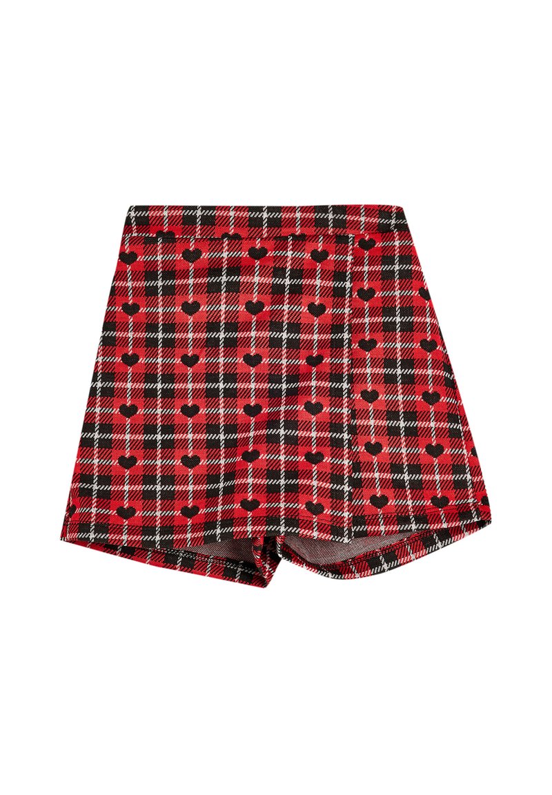 Pantalones cortos de cuadros rojos con un patrón de corazones, hechos de una tela texturizada con acentos en blanco y negro. Ajuste entallado con bordes dobladillados.