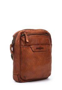 Bruine leren schoudertas met een gestructureerde afwerking, ritscompartimenten en een logo-vignet aan de voorkant. Heeft een compacte rechthoekige vorm.