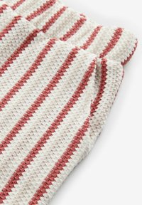 Tessuto a strisce rosse e bianche con una trama texturizzata, che presenta linee di colori alternate e una finitura morbida e flessibile.