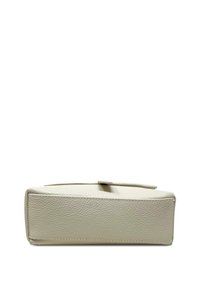 Borsa a mano in pelle crema con forma rettangolare, superficie texturizzata e manico superiore. Presenta bordi cuciti e un design minimalista.