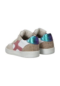 Sneakers met een wit en beige ontwerp, roze accent en iriserende hielrand; gemaakt van leer en suède met een gestructureerd oppervlak.