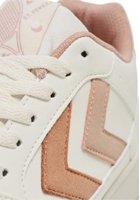 Weiße Sneakers mit einem strukturierten Lederoberteil, pinken Wildlederakzenten und einer glatten Zehenkappe. Besitzt flache beigen Schnürsenkel und gestickte Details.