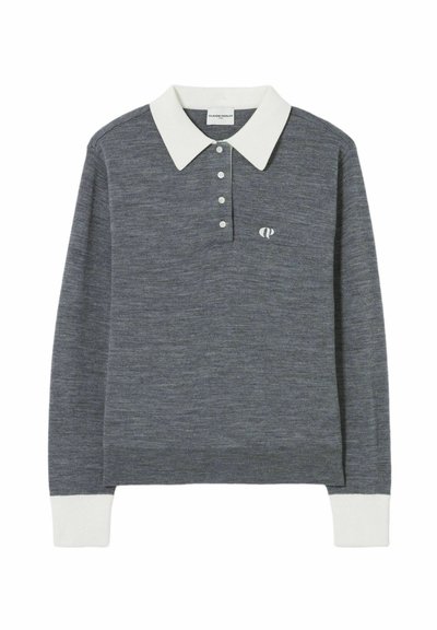 Polo shirt grigio a maniche lunghe con colletto bianco, patta dei bottoni e piccolo logo sul petto; polsini e orlo a costine. Tessuto in maglia morbida.