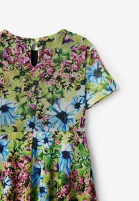 Kwiatowa sukienka z zieloną bazą, na której znajdują się niebieskie i różowe kwiaty, krótki rękaw i zapięcie w kształcie łezki z tyłu. Materiał o teksturze z fałdami.