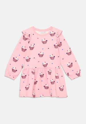 Rosa langärmliges Kleid für Kleinkinder mit Cupcake- und Herzmuster, Rüschen an den Schultern und gerafftem Rock unterhalb der Taille.