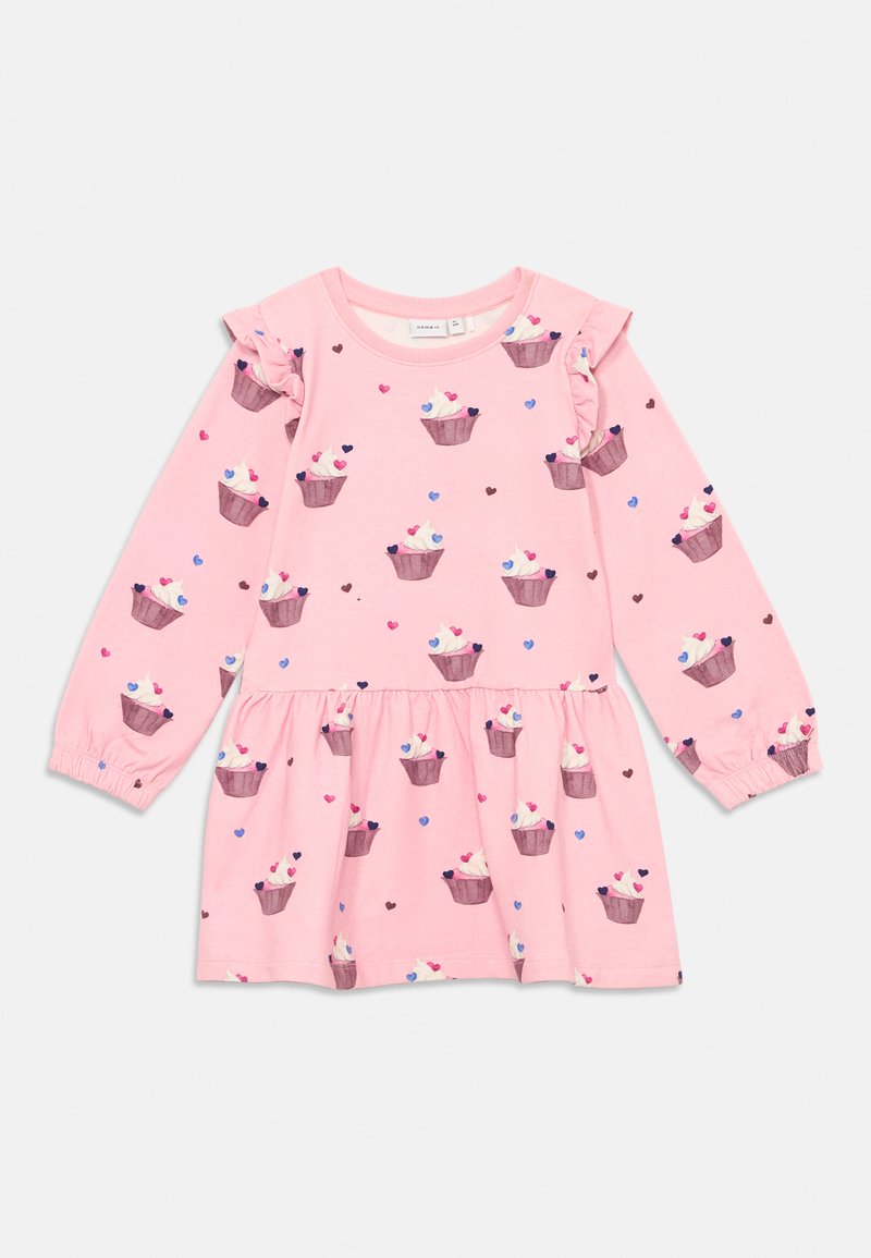 Rozā garām piedurknēm bērnu kleita ar kūku un sirds rakstiem, ar ruffles plecu detaļām un savāktu svārku zem jostas.
