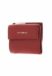 Portefeuille en cuir rouge avec une finition texturée, doté d'un logo doré, d'un rabat pliant et d'un compartiment zippé. Forme rectangulaire compacte.