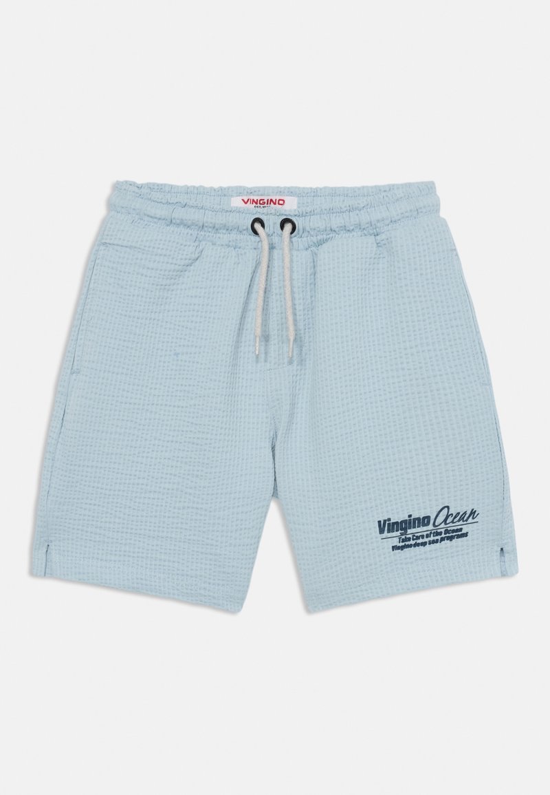 Shorts en tissu texturé bleu clair avec ceinture élastique, cordons blancs, poches latérales et inscription « Vingino Ocean » sur la jambe droite.