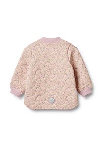Quiltad jacka i pastellrosa med ett blommönster, räfflad rosa krage och mudd, samt en liten logotyp på nedre bakendel.