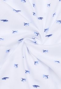 Witte stof met een gestructureerde afwerking, met verspreide blauwe vismotieven in verschillende tinten en maten. Het ontwerp heeft een zachte, gladde oppervlakte.