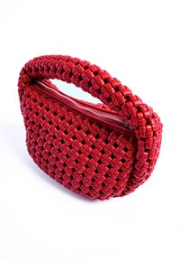 Röd vävt handväskan med en rundad form, med en texturerad yta och ett dragkedjestängning längs överkanten. Robust handtag ingår.
