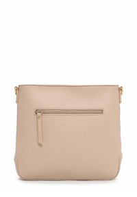 Beżowa skórzana torba o fakturowanej powierzchni, z zamykaną kieszenią z tyłu i złotym okuciem. Prostokątny kształt z zaokrąglonymi krawędziami.