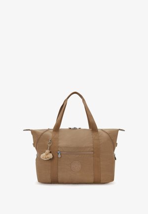 Hnědá duffel taška Kipling s dvojitými uchy, přední kapsou na zip a malým plyšovým opičím přívěskem připevněným k jednomu uchu.