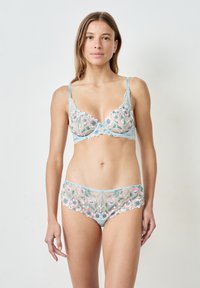 Reggiseno in pizzo floreale azzurro chiaro e culotte abbinate, caratterizzati da un ricamo intricato, una texture trasparente e bordi ondulati.