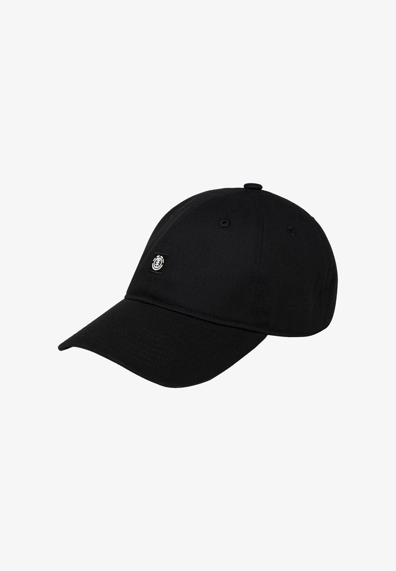 Gorra de béisbol negra con visera curva, superficie de tela y un pequeño parche de logo en la parte frontal. Incluye ojales de ventilación y correa ajustable.