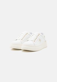 Sneakers bianchi con tomaia in pelle liscia, punte arrotondate, design con lacci, occhielli color oro e suola bianca texturizzata.