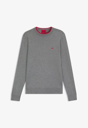 Grijze sweatshirt met lange mouwen, geribbelde manchetten en zoom, en een ronde halslijn. Voorzien van een klein rood logo op de borst en een rode halsafwerking.