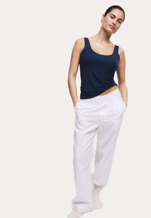 Navyblaues Tanktop mit Rundhalsausschnitt und weißen gestreiften Schlafanzughosen mit elastischem Bund und Seitentaschen. Glatte Stofftextur.