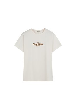 Camiseta de algodón blanca con mangas cortas, escote redondo y "THE SCALPERS Company" impreso en marrón en la parte frontal.