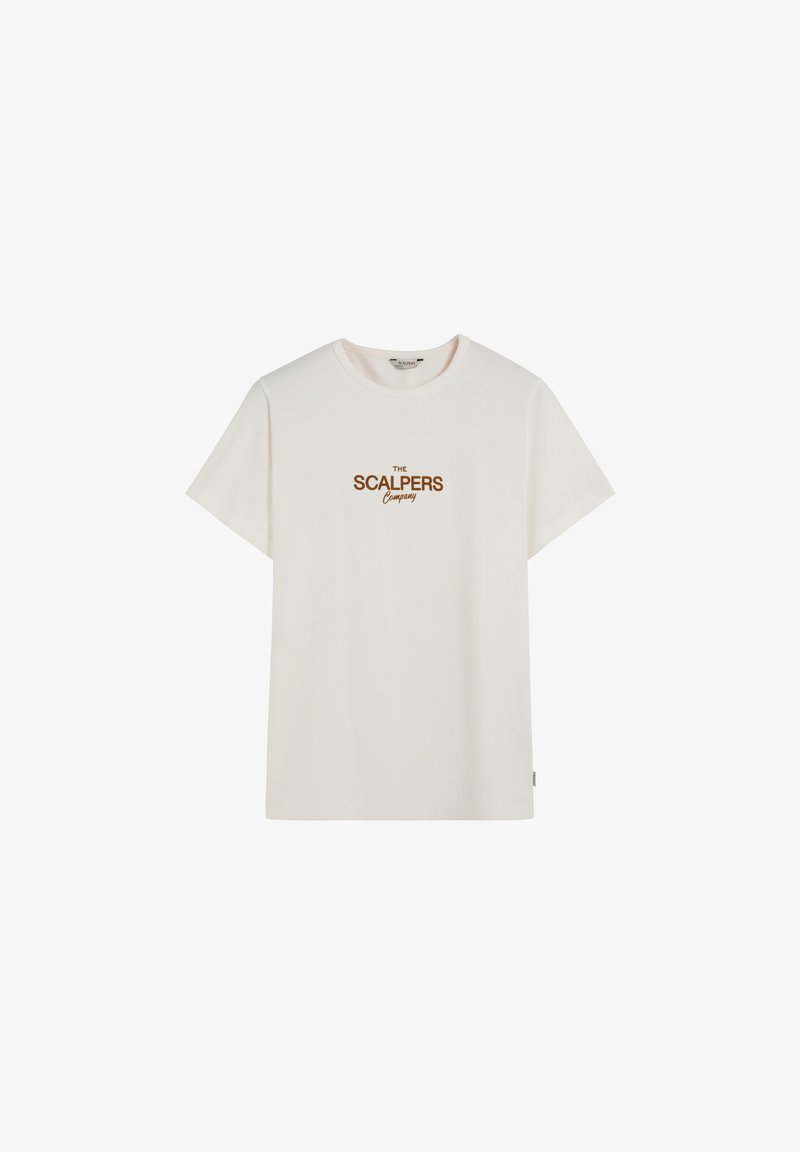 Witte katoenen t-shirt met korte mouwen, ronde halslijn en "THE SCALPERS Company" in bruin gedrukt op de voorkant.