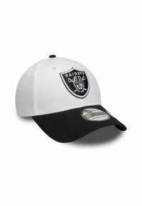 Weiße und schwarze Baseballmütze mit einem gestickten Raiders-Logo. Verfügt über eine strukturierte Krone, einen gebogenen Schirm und ein angebrachtes Größenetikett.
