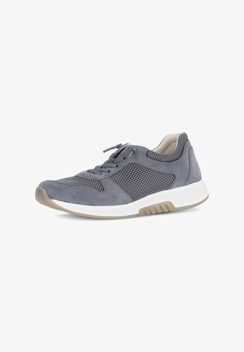 Baskets à lacets en daim gris et mesh avec semelle blanche et bande de roulement beige, conçues pour un usage décontracté.