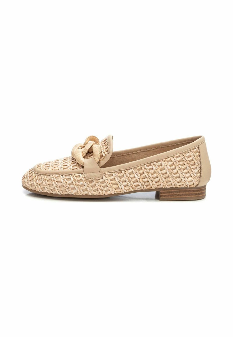 Mocassini intrecciati beige con tacco piatto, dettaglio a fiocco sul puntale e rifiniture in pelle liscia lungo i bordi.