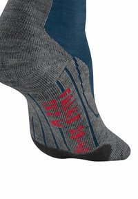 Grau-blaues Sockenpaar mit gerippter Struktur, verstärktem Fersenbereich und roten Textdetails. Entworfen für Komfort und Unterstützung während des Tragens.