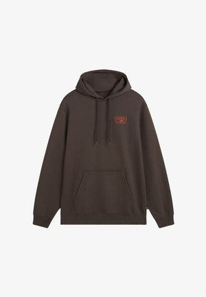 Sudadera con capucha marrón de Vans con bolsillo frontal canguro, capucha con cordón y pequeño logo rojo de Vans en el lado izquierdo del pecho.
