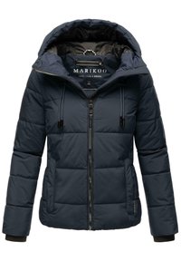Marineblauwe pufferjack met capuchon, voorzien van een gequilt ontwerp, een voorrits, trekkoordverstellers en twee zijzakken.