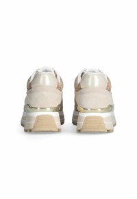 Baskets beige et brun clair avec un design texturé, des accents métalliques et une semelle épaisse. L'arrière présente un col rembourré et des lacets.