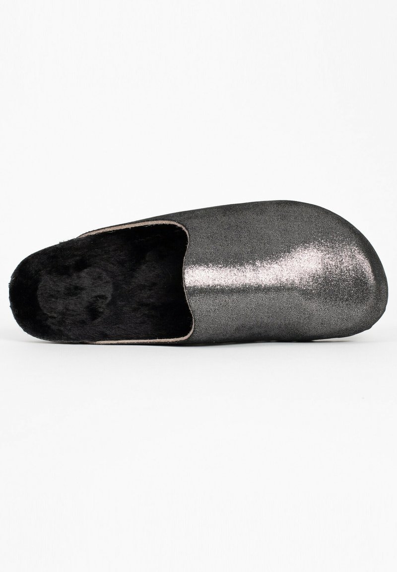 Zapatilla metálica gris con punta redondeada, suave forro de piel sintética negra y un acabado exterior liso. Diseño ligero para uso en interiores.