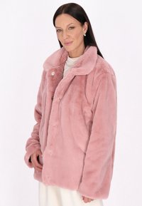 Giacca in pelliccia sintetica di colore rosa chiaro, con colletto a scollo a V, bottoni a scatto e maniche lunghe, caratterizzata da una texture morbida e pelosa.