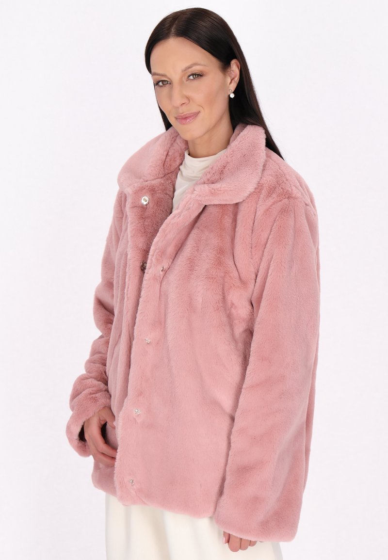 Giacca in pelliccia sintetica di colore rosa chiaro, con colletto a scollo a V, bottoni a scatto e maniche lunghe, caratterizzata da una texture morbida e pelosa.