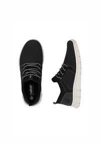 Czarne buty z siateczkową cholewką i teksturowanymi skórzanymi akcentami, z szarymi sznurówkami i białą wzorzystą podeszwą. Zauważ okrągłe logo na pięcie.