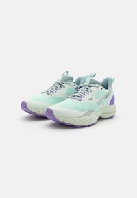 Des chaussures de sport bleu clair et lavande avec une tige en mesh texturé, une semelle rembourrée et des accents contrastants, présentant un système de laçage et une languette rembourrée.