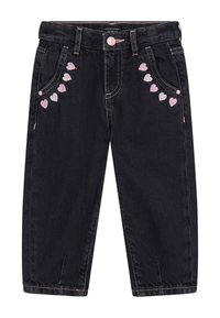 Schwarze Jeanshosen mit hellrosa, herzförmiger Stickerei entlang der Taschen. Standard-Fünf-Taschen-Design und pinke Knopfverschluss.
