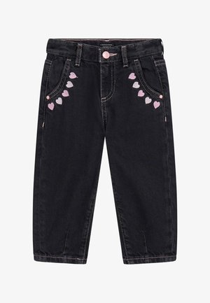 Pantalones de mezclilla negros con bordados en forma de corazón de color rosa claro en los bolsillos. Diseño estándar de cinco bolsillos y cierre de botón rosa.