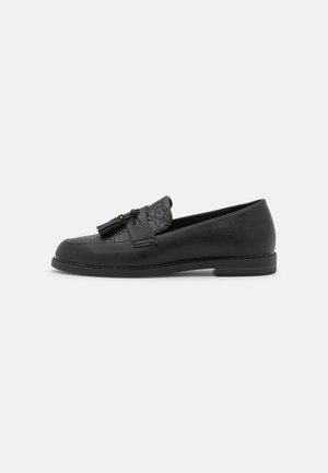 Sorte loafers med en tekstureret læderoverdel, der har en dekorativ kvast og en lav hæl. Glat finish med en let glans.
