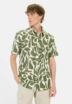 Chemise à manches courtes boutonnée en blanc avec des motifs abstraits verts, dotée d'un col traditionnel et d'une coupe relaxée. Tissu texturé.