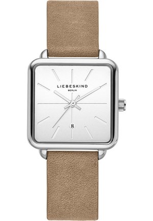 Montre carrée en argent avec un cadran blanc, index argentés et affichage de la date ; dotée d'un bracelet en cuir beige et d'un design minimaliste.